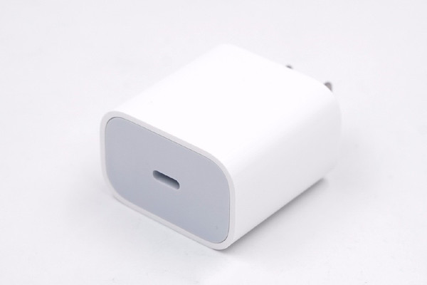 蘋果18W的USB PD充電器（圖片來歷網(wǎng)絡(luò)）